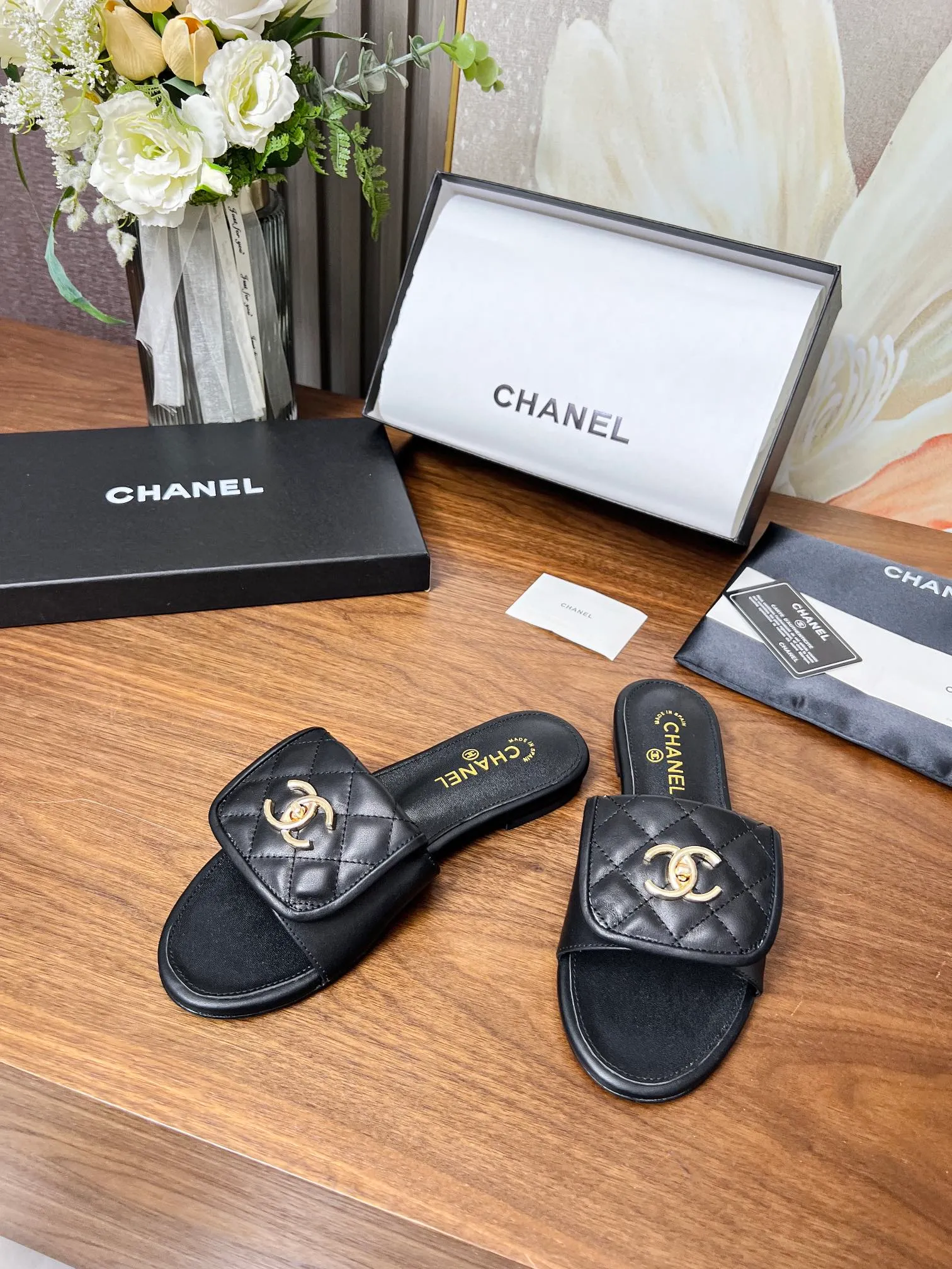 👟👟Ex-factory price 440👟👟Chanel classic slippers✅, very classic made of diamond-patterned cowhide😊 And it also has Chanel's classic gold buckle, heel, comfortable and easy to wear. Fabric: cowhide. Lining: cow lining. Color: black, white. Size: 35-42 (41, 42 can be customized and non-returnable). Outsole: Made of genuine leather outsole. Packaging: with card, cloth bag